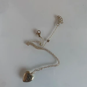 Hjärthalsband - Guldigt hjärt halsband