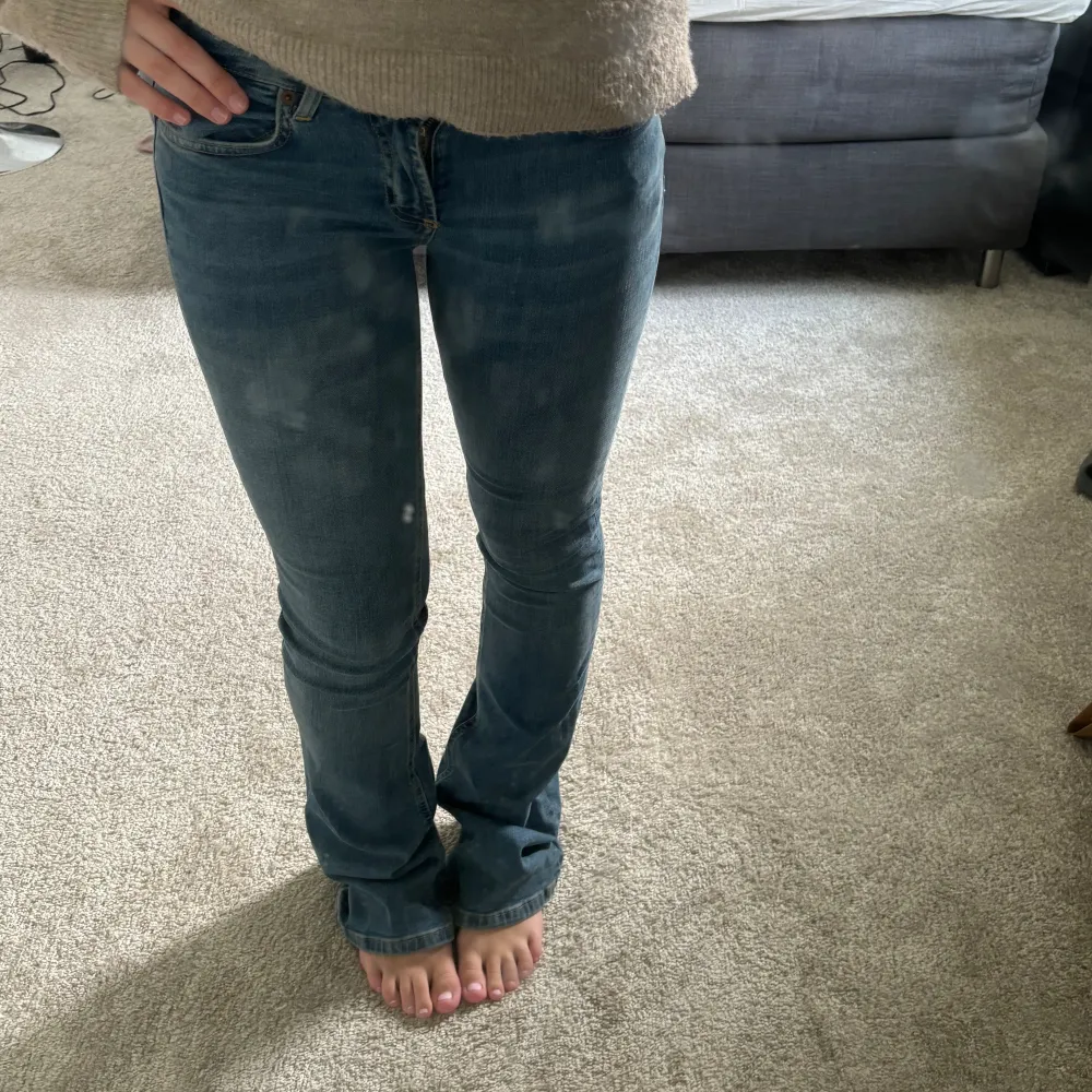 Lågmidjade jeans i nyskick, går hela vägen ner på mig som är 161 skulle tro att någon nån cm längre också passar 🫶. Jeans & Byxor.