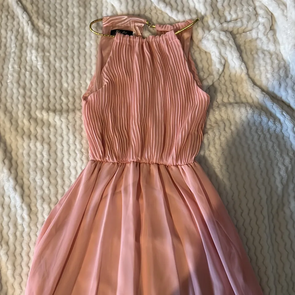 Superfin rosa lång klänning, jag är 172cm lång och den når ner till fotknölarna på mig. Klänningar.