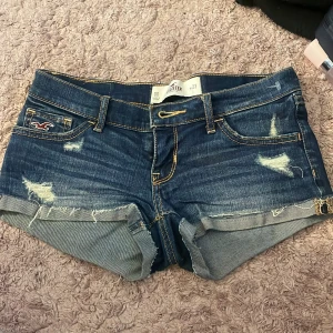 Hollister short low rise - Lågmidjade short som är AS snygga men för små, (då min kompi testa dom) waist 23 men passar en som har xs. Vet ej hur använda för har ärvt dem. Kontakta mig om ni vill diskutera pris❤️