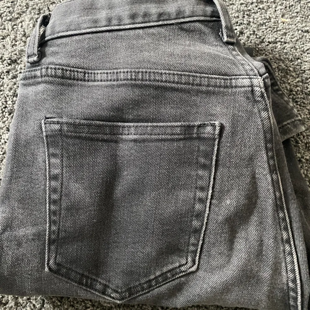 Svarta jeans från Weekday, modell Twig. Väl använda, men bra skick. 25/32 i storlek.. Jeans & Byxor.