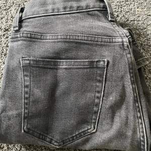 Svarta jeans från Weekday, modell Twig. Väl använda, men bra skick. 25/32 i storlek.