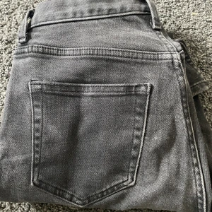 Svarta jeans från Weekday - Svarta jeans från Weekday, modell Twig. Väl använda, men bra skick. 25/32 i storlek.