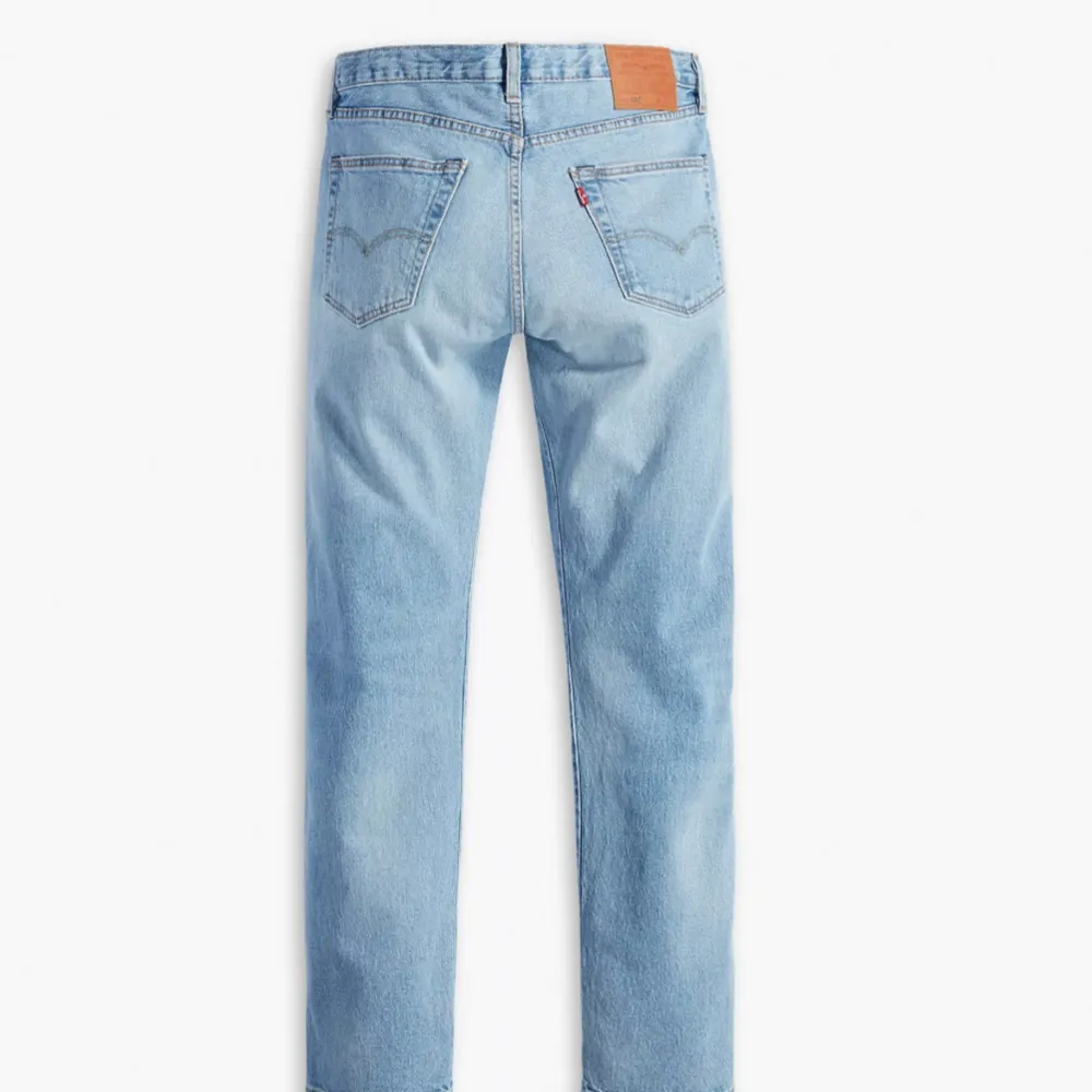 Säljer ett par blå Levis jeans 501.  Storlek 36/32, använda fåtal gånger då det var fel storlek. . Jeans & Byxor.
