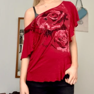 Röd T-shirt  - Cool röd asymmetrisk T-shirt, öppen  med knytning i ryggen