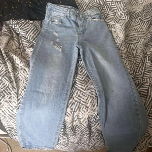 SHEIN PETITE Hög Midja Raka Ben Jeans - Helt nya ljus blåa jeans använda 3 gånger passar en som är petite i storlek xxs. Butik 279 säljer dom för 150