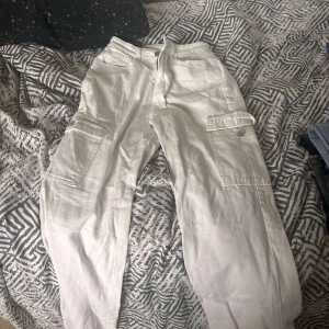 SHEIN PETITE Kvinnors Cargo Rakt Ben Denim Jeans - Helt nya högmidjade cargos, inte ens använda en ända gång på grund av att jag gått upp i vikt. 279 i butik säljer dom för 150