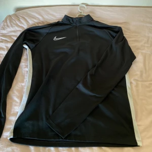 Nike tröja  - Nike träningströja * Bra skick * Storlek XL för barn, alltså S * Både för tjejer och för killar  * Nypris runt 300 kr Priset går att diskutera vid snabb affär 
