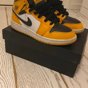 Air Jordan 1 Mid ”taxi”. Säljer eftersom de inte passar mig längre och inte kommer till någon användning. 