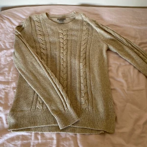 Stickad tröja - En mysig stickad tröja * Inte alltför tjock * Knappt använd då den är för liten för mig * Storlek S * Köpt på Lindex  Priset går att diskutera vid snabb affär 