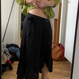 Kjol  - Jättefin omlottkjol med knytband i midjan🖤 väldigt tunn och skön i materialet