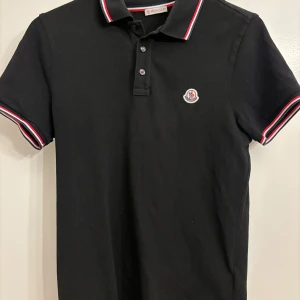 Moncler piké  - 8/10 Skick Såklart äkta, köpt från NK i Göteborg 