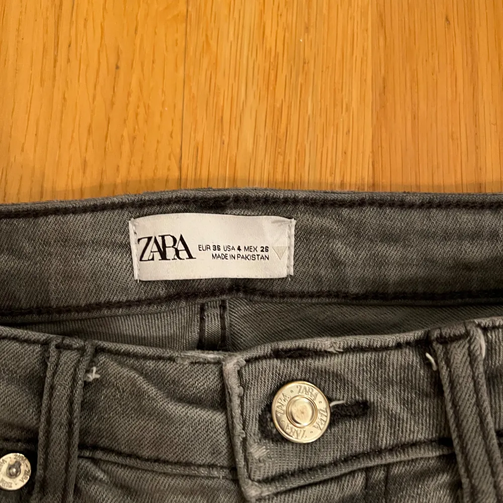 Ljusgrå jeans från Zara i storlek 36, funkar för folk med storlek 34 också. Nyskick, använda 1-2 gånger. Pris: 200kr. Jeans & Byxor.