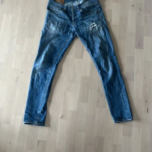 Dondup jeans George 33 - Tja! Säljer mina dondups i storleken 33 som tyvärr är för små för mig! Se bild 2 för hålet som dock syns mindre om man har något i fickan! Tveka inte på att höra av dig om du har några frågor!