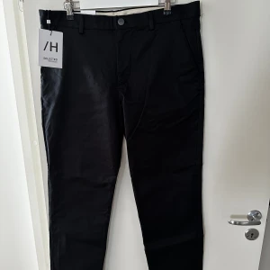 Kostymbyxa - Oanvänd med prislapp. 