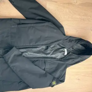 Denna jacka har en bra kvalitet och är väldigt fin. Den är vind och smått regntät. 💯 procent äkta eftersom den är köpt på Nk. 