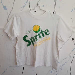 T-shirt - Fint skick, inget att anmärka på!  Vanlig längd.