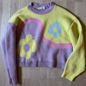 Söt stickad tröja  - Säljer denna superfina stickade koftan🥰🥰🥰❤️❤️❤️