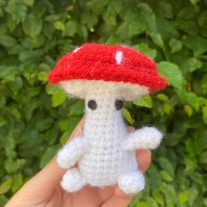 Virkad svamp 🍄 - Finns i 2 olika storlekar. Liten, stor.  Denna svampen är stor, gå till min profil för att se den lilla svampen. 🍄 Stor svamp 69kr + frakt Går att köpa via instagram också, finns länkad i bion @ SmyckEmma heter jag där. 