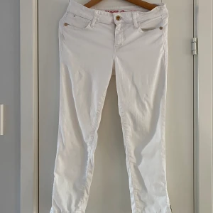 Vita jeans från Guess modell Eva, skinny leg strl tum 30. - Finns några ljusare fläckar i övrigt i bra begagnat skick.  Jeansen har tum storlek 30 vilket motsvarar en 40.  Mått Midjan: ca 40 cm Längd från grenen och ner: ca 61 cm  98% bomull och 2% elastan  Kommer från ett djur och rökfritt hem.