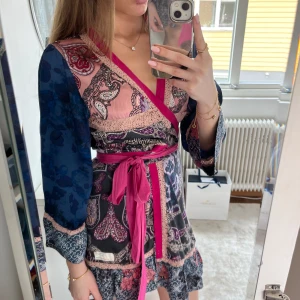 Odd molly klänning - Fin klänning från odd molly, perfekt för kommande sommar! Är 100% side, passar alla från XS till M då den knyts ihop.