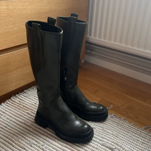 Gröna boots  - Mörkgröna/ khaki stövlar, knappt använda därav fint skick. 