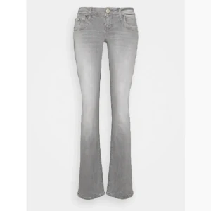 LTB jeans - Knappt använda ❤️ Stolrek W28 L34  Så passar en S-M skulle jag säga   Deras valerie modell  Midjemåttet är: 38x2  Innerbenslängden: 84 cm 