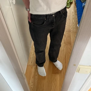 Levi's 501 jeans - Säljer dessa Levi's 501 original jeans! Använda ett fåtal gånger och har inga defekter samt slitningar. Köpta från butik för 1100kr, mitt pris: 349! Hör av er vid intresse!