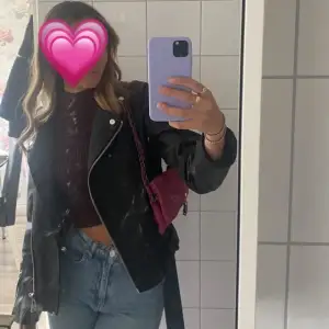 Så snygg svart skinnjacka med silver detaljer💕 storlek 36! Använd fåtal gånger, därav halvdåliga bilder haha! Bra skick💗