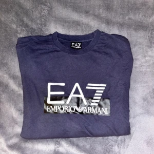 EA7 Sweatshirt - En Emporio Armani (EA7) långärmad tröja, (Swetshirt) i TOPP skick. Har använts vid ett fåtal gånger och är nu redo att sälja denna. Väldigt bekväm och fint material.  Storlek: M  
