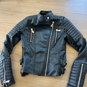 Chiquelle skinnjacka - Storlek 36 men passar även en Xs.