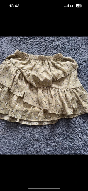 Blommig kjol - Inte använd så mycket☺️