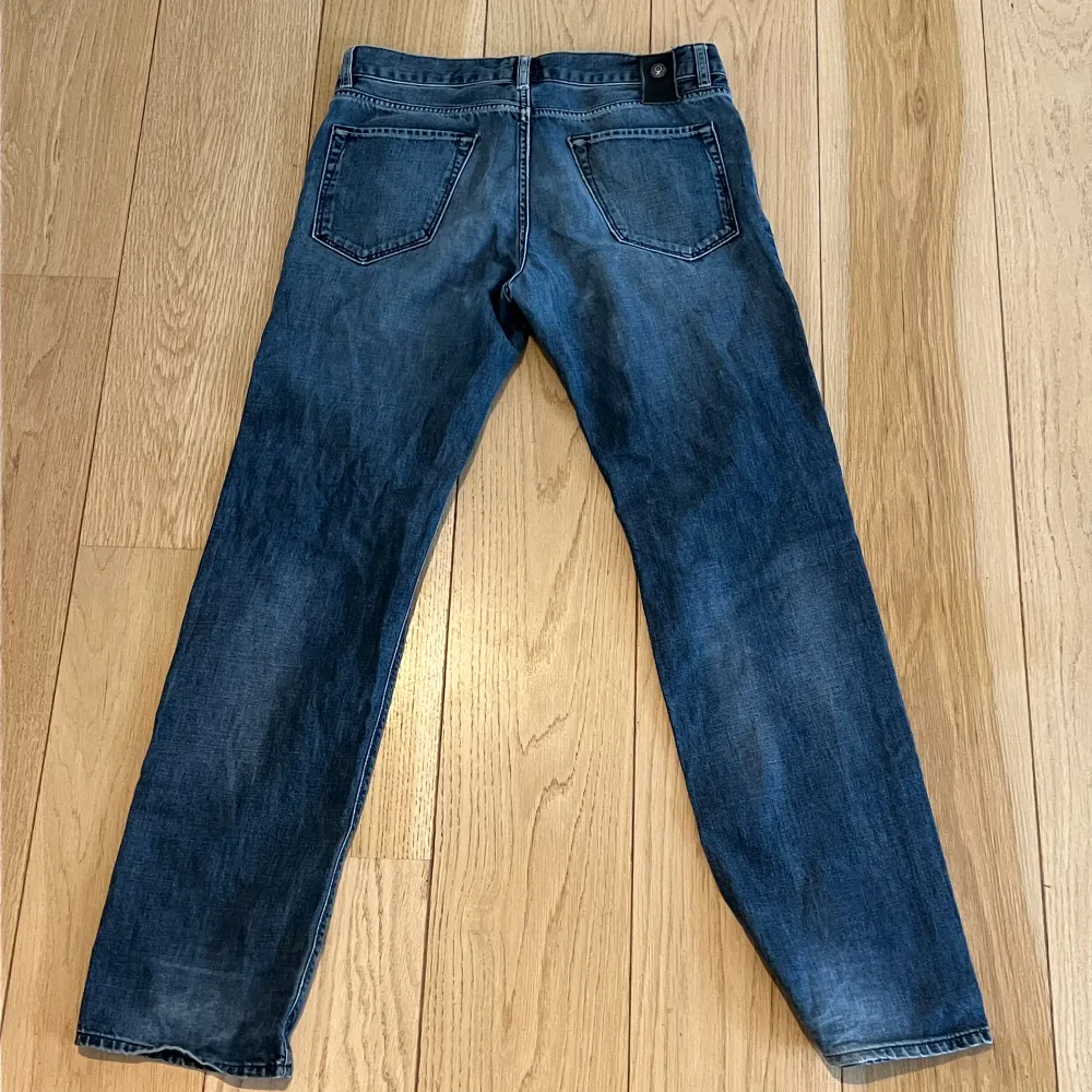 Säljer dessa vintage Hugo Boss Jeans i modellen Maine. Köpta ca 4 år sedan. Endast använda ett fåtal gånger.  Sitter som W31 L34 Hör av er om ni har några funderingar!. Jeans & Byxor.