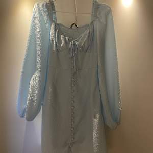 Säljer en ljusblå klänning från Gina tricot som endast är använd en gång🩵