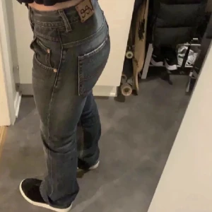 Lee jeans!💕 - Jätte fina bootcut Lee jeans som jag köpte av tjejen på bilden men de passade tyvärr inte mig..💕