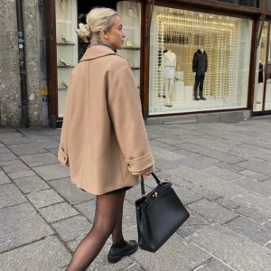 Kort kappa Ivy Oak - Strl 38. Superfin kort kappa i nyskick, används inte längre och går ej att köpa från Ivy Oak.