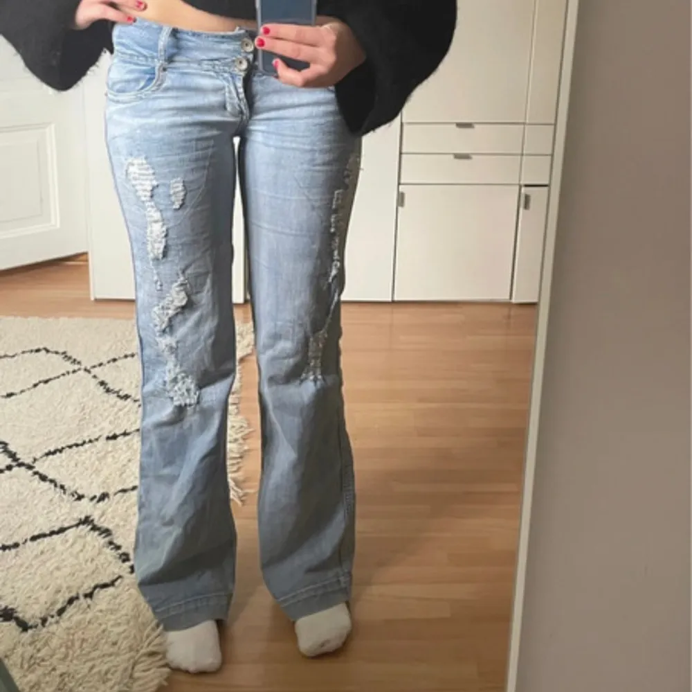 otroligt fina jeans med slitningar! Passar mig som har S. Jeans & Byxor.