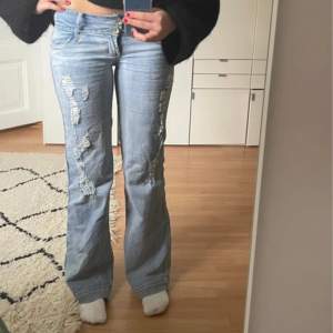 otroligt fina jeans med slitningar! Passar mig som har S