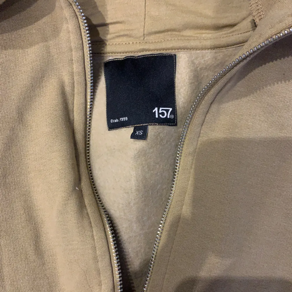 En superskönt brun/beige hoodie från lager 157 som är i helt nyskick och är aldrig använd, köparen står för frakt. Hoodies.