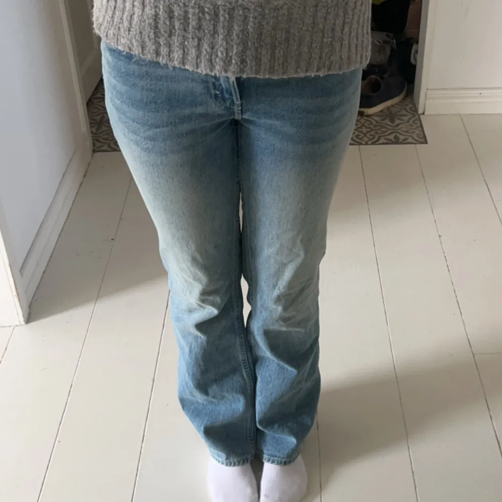 Säljer nu dessa jättefina mid straight jeans från monki. Köpt i somras och är knappt använda, osäker på storlek men passar mig som är 168💕💕. Jeans & Byxor.