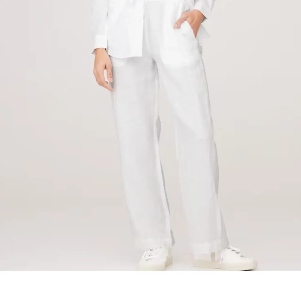 Säljer mina vita linnebyxor från Cubus i storlek M då de är för korta för mig💕 Byxorna är använda nån gång och därför i fint skick 💕. Jeans & Byxor.