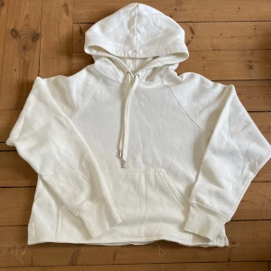 Vit hoodie - Vit hoodie ifrån HM. Inga tydliga defekter och använd fåtal gånger.  Kontakta mig privat vid frågor eller intresse 