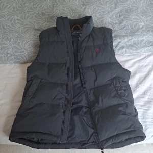 Morris väst  - Nypris 2300 mitt pris 1150. Mörkare blå/svart. Inga defekter, skriv om frågor👍