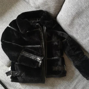 Höst/vinter jacka - Supersnygg jacka med fuskpäls och fuskläder. Toppskick