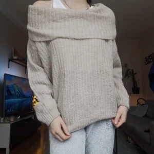 Stickad tröja  - Half off shoulder tröja, ganska tunn. Använd men bra skick