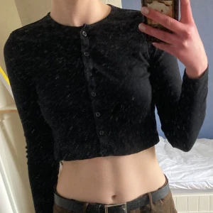 Gullig svart kofta - Säljer denna supersöta svarta koftan från HM i storlek S 💕 Personen på bilden är 179 cm lång.  Rökfritt och djurfritt hem.  Kontakta gärna mig om du har funderingar, vill ha mått eller fler bilder!
