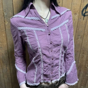 Lila blus - Blus med vida armar och fina små detaljer💟