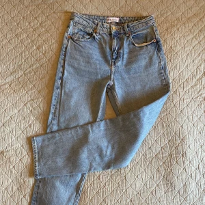 Zara jeans - Snygga zara jeans i strl 36, använda och tvättade men i bra skick! Fråga pm för mer bilder😇