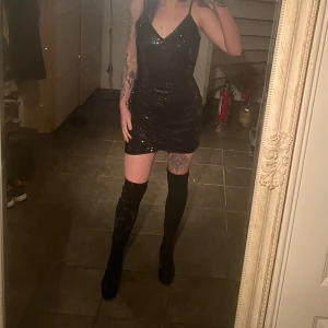 Svart paljett klänning - Svart paljettklänning storlek L från det fina märket Copperose. Passar mig som har S. 