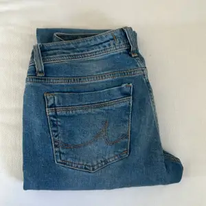 Blåa lågmidjade bootcut LTB jeans i modellen VALERIE, fint skick köpta på Zalando. Orginal pris 680kr, storlek W28 L34. Passar i längden på mig som är 170. 